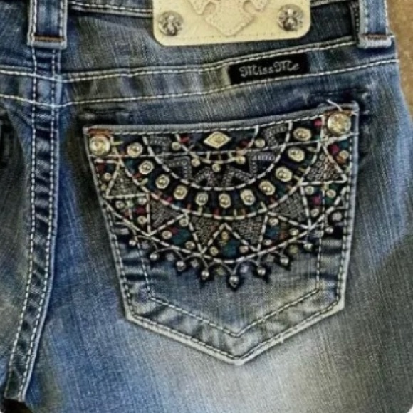 Miss Me Mid Rise Shorts Womens 24 Faded
Denim w/Rhinestones & Studs NWT FAB!! - Picture 13 of 13